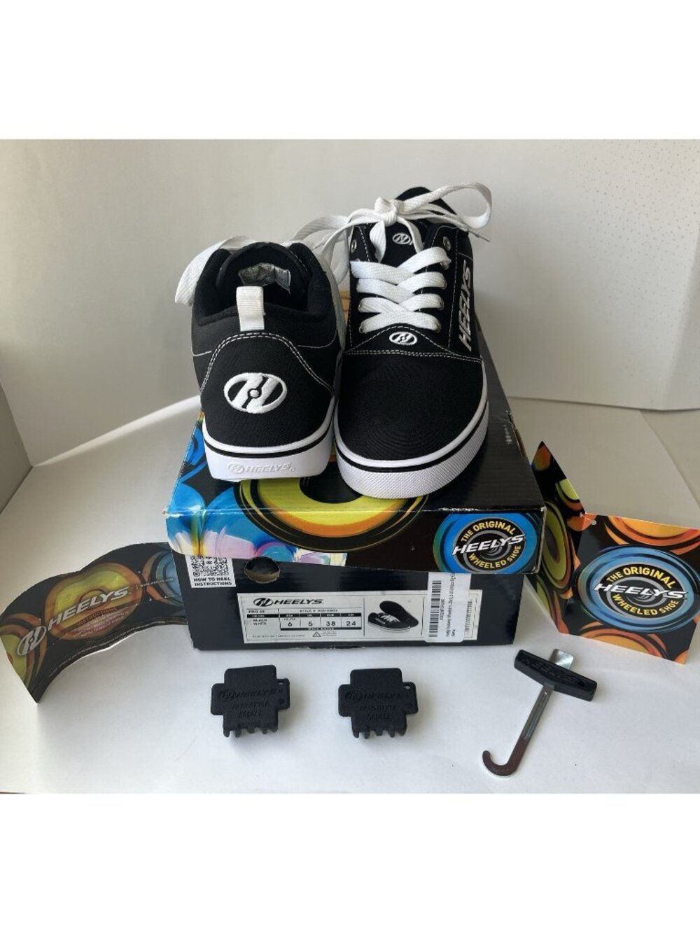 Heelys Pro 20 Skate Shoes Youth Size 6 Black White Canvas Wheeled Sneakers 6Y/7W
